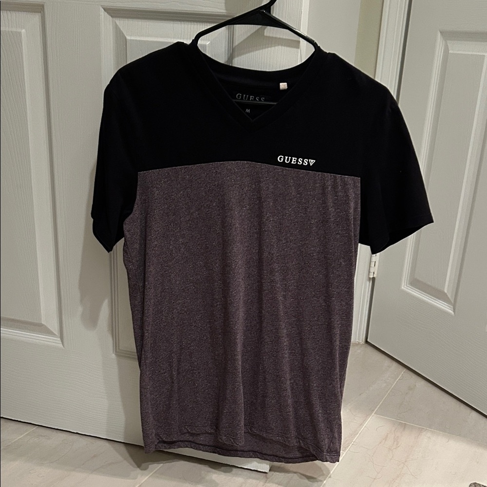 GUESS Men's Black and Gray Short Sleeve Tee